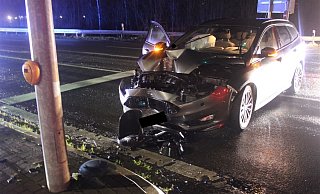 Auto und Ampelmast wurden stark beschädigt. - Polizei Minden-Lübbecke Auto und Ampelmast wurden stark beschädigt. - Polizei Minden-Lübbecke