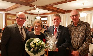 Raphael Schäfers (v. l.), Vorsitzender der MIT-Bad Lippspringe, Magdalena Rummeny, Senior-Chefin des Restaurants "Zur Quelle" sowie die beiden Gastredner Ulrich Helmut Happe und Wolfgang Peters freuen sich über einen informativen Abend. - Klaus Karenfeld Raphael Schäfers (v. l.), Vorsitzender der MIT-Bad Lippspringe, Magdalena Rummeny, Senior-Chefin des Restaurants "Zur Quelle" sowie die beiden Gastredner Ulrich Helmut Happe und Wolfgang Peters freuen sich über einen informativen Abend. - Klaus Karenfeld
