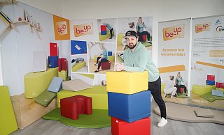 Mitten in den Be-Up-Elementen: Georg Thiele von der NaNoForm Airbag Sports GmbH ist Vertriebsleiter für die neuen Möbel. - Yvonne Gottschlich Mitten in den Be-Up-Elementen: Georg Thiele von der NaNoForm Airbag Sports GmbH ist Vertriebsleiter für die neuen Möbel. - Yvonne Gottschlich