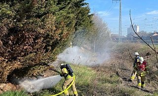 In der Nähe der Gleise hatte am Oberen Hilgenstock eine Böschung Feuer gefangen. - FW Warburg In der Nähe der Gleise hatte am Oberen Hilgenstock eine Böschung Feuer gefangen. - FW Warburg