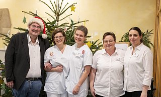 Im Einsatz im Krankenhaus: Sven Kampeter (v.l.), Tanja Kohmäscher, Katrin Brachmann, Elke Kagelmacher und Pervin Bilir. - JOEL BEINKE Im Einsatz im Krankenhaus: Sven Kampeter (v.l.), Tanja Kohmäscher, Katrin Brachmann, Elke Kagelmacher und Pervin Bilir. - JOEL BEINKE