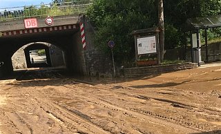 Am Morgen: Zurückgebliebener Schlamm auf der B64 in der Ortschaft. Einer der Einsatzorte für die Feuerwehr. - Berbüsse Am Morgen: Zurückgebliebener Schlamm auf der B64 in der Ortschaft. Einer der Einsatzorte für die Feuerwehr. - Berbüsse