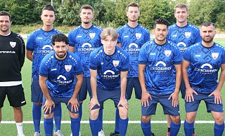 Jöllenbecks Trainer Lennard Warweg (hinten links) mit den Zugängen Sandro Fiorentino (v. l.), Daniel Klassen, Marc Milse und Philipp Josupeit sowie vorne Dilgis Yildiz, Jan Noah Wittenstein, Sercan Erülkeroglu und Rano Sabir. Es fehlt Davor Ilic. - Nicole Bentrup Jöllenbecks Trainer Lennard Warweg (hinten links) mit den Zugängen Sandro Fiorentino (v. l.), Daniel Klassen, Marc Milse und Philipp Josupeit sowie vorne Dilgis Yildiz, Jan Noah Wittenstein, Sercan Erülkeroglu und Rano Sabir. Es fehlt Davor Ilic. - Nicole Bentrup