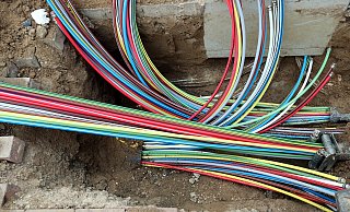 Die verschiedenen Farben, mit denen die Glasfaserkabel ummantelt sind, geben an, zu welchem Verteilerkasten oder Haus die Stränge gehören. - Wolfgang Rudolf Die verschiedenen Farben, mit denen die Glasfaserkabel ummantelt sind, geben an, zu welchem Verteilerkasten oder Haus die Stränge gehören. - Wolfgang Rudolf