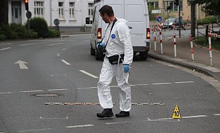 Ein Polizeibeamter vermisst Bremsspuren an der Wittekindstraße. - Claus Frickemeier Ein Polizeibeamter vermisst Bremsspuren an der Wittekindstraße. - Claus Frickemeier