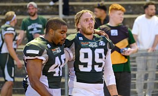 Enttäuschung bei den Bielefeld Bulldogs. Nach dem letzten Ligaspiel stehen sie als Absteiger fest. - Andreas Zobe Enttäuschung bei den Bielefeld Bulldogs. Nach dem letzten Ligaspiel stehen sie als Absteiger fest. - Andreas Zobe