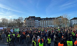 Dicht gedrängt stehen die Landwirte bei der Protestkundgebung in Höxter. - Ralf T. Mischer Dicht gedrängt stehen die Landwirte bei der Protestkundgebung in Höxter. - Ralf T. Mischer