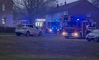 Die Feuerwehr musste mit mehreren Löschfahrzeugen nach Rodenbeck anrücken. Das Feuer brach im Keller eines Mehrfamilienhauses aus. - pr Die Feuerwehr musste mit mehreren Löschfahrzeugen nach Rodenbeck anrücken. Das Feuer brach im Keller eines Mehrfamilienhauses aus. - pr