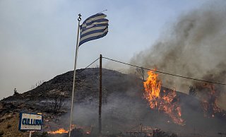 Es brennt im Urlaubsparadies Griechenland: Wer als Reisender jetzt zum Beispiel im Südosten der Insel Rhodos ist, will nur noch nach Hause. - PETROS GIANNAKOURIS Es brennt im Urlaubsparadies Griechenland: Wer als Reisender jetzt zum Beispiel im Südosten der Insel Rhodos ist, will nur noch nach Hause. - PETROS GIANNAKOURIS