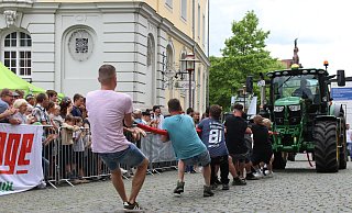 Der Traktor-Zieh-Wettbewerb hat Hunderte an die Strecke gezogen. Unter tosendem Applaus gingen nacheinander zehn Team mit jeweils acht Personen an denn Start und zogen das 8,1 Tonnen schwere Gefährt bis ins Ziel. - Claus Frickemeier Der Traktor-Zieh-Wettbewerb hat Hunderte an die Strecke gezogen. Unter tosendem Applaus gingen nacheinander zehn Team mit jeweils acht Personen an denn Start und zogen das 8,1 Tonnen schwere Gefährt bis ins Ziel. - Claus Frickemeier