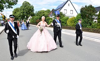 Heike und Sonja Hönig stehen beim Schützenfest in Borgholz im Mittelpunkt. - Privat Heike und Sonja Hönig stehen beim Schützenfest in Borgholz im Mittelpunkt. - Privat