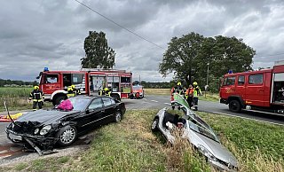 In Harsewinkel hat es eine schwere Kollision zweier Autos gegeben. Die Haller Straße musste für die Dauer der Einsatzarbeiten gesperrt werden. - Thorsten Heß In Harsewinkel hat es eine schwere Kollision zweier Autos gegeben. Die Haller Straße musste für die Dauer der Einsatzarbeiten gesperrt werden. - Thorsten Heß
