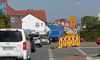 Die Baustelle in der Herringhauser Ortsdurchfahrt führt zu Beeinträchtigungen im Straßenverkehr. - FRANK-MICHAEL KIEL-STEINKAMP Die Baustelle in der Herringhauser Ortsdurchfahrt führt zu Beeinträchtigungen im Straßenverkehr. - FRANK-MICHAEL KIEL-STEINKAMP