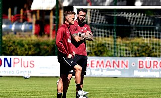 Spielanalyst Janik Steringer (l.) und Cheftrainer Mitch Kniat arbeiteten schon beim SC Verl zusammen. Nun sind sie bei Arminia Bielefeld wieder ein Gespann. - IMAGO/pmk Spielanalyst Janik Steringer (l.) und Cheftrainer Mitch Kniat arbeiteten schon beim SC Verl zusammen. Nun sind sie bei Arminia Bielefeld wieder ein Gespann. - IMAGO/pmk