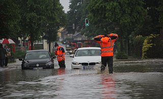 Feuerwehrleute mussten Autofahrern in Bünde, die nach dem Starkregen 2021 auf der überfluteten Engerstraße feststecken. Immer wieder haben Ortsteile in Bünde mit den Folgen des Starkregens Probleme. - Florian Weyand Feuerwehrleute mussten Autofahrern in Bünde, die nach dem Starkregen 2021 auf der überfluteten Engerstraße feststecken. Immer wieder haben Ortsteile in Bünde mit den Folgen des Starkregens Probleme. - Florian Weyand