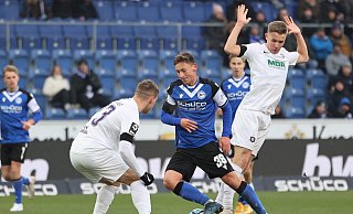 Der 19-jährige Marius Wörl (Mitte) besetzt trotz seines jungen Alters bei Arminia Bielefeld auch die Rolle des Antreibers. - Oliver Krato Der 19-jährige Marius Wörl (Mitte) besetzt trotz seines jungen Alters bei Arminia Bielefeld auch die Rolle des Antreibers. - Oliver Krato