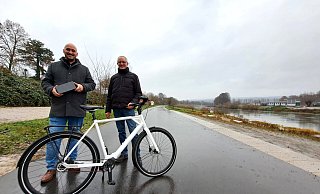 Auf dem wieder geöffneten Weserradweg: LGS-Geschäftsführer Jan Sommer (l.) überreicht das moderne E-Bike an Gewinner Michael Schulte. - LGS Höxter/Madita Schellenberg Auf dem wieder geöffneten Weserradweg: LGS-Geschäftsführer Jan Sommer (l.) überreicht das moderne E-Bike an Gewinner Michael Schulte. - LGS Höxter/Madita Schellenberg