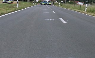 Zahlreiche Markierungen auf der Meller Straße zeugen von dem schweren Verkehrsunfall, bei dem ein 59-jähriger Mann aus Hiddenhausen tödlich verletzt wurde. - Claus Frickemeier Zahlreiche Markierungen auf der Meller Straße zeugen von dem schweren Verkehrsunfall, bei dem ein 59-jähriger Mann aus Hiddenhausen tödlich verletzt wurde. - Claus Frickemeier