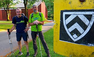 20 Uhr: Nach knapp zwölf Stunden sehen Ludger Osterkamp und Peter Rüther noch recht frisch aus - 61 Kilometer haben sie an der Eckardtsheimer Kirche in den Knochen. - Kurt Ehmke 20 Uhr: Nach knapp zwölf Stunden sehen Ludger Osterkamp und Peter Rüther noch recht frisch aus - 61 Kilometer haben sie an der Eckardtsheimer Kirche in den Knochen. - Kurt Ehmke