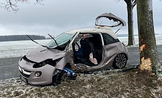 Die Fahrerin des total beschädigten Opel Corsa musste von der Borchener Feuerwehr aus ihrem Auto befreit werden. - Polizei Paderborn Die Fahrerin des total beschädigten Opel Corsa musste von der Borchener Feuerwehr aus ihrem Auto befreit werden. - Polizei Paderborn