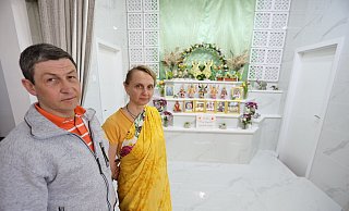 Elena und Sergej Löwen haben sich der Krishna-Bewegung angeschlossen und im ehemaligen Café der Lutternschen Egge einen Tempel eröffnet. - Nicole Sielermann Elena und Sergej Löwen haben sich der Krishna-Bewegung angeschlossen und im ehemaligen Café der Lutternschen Egge einen Tempel eröffnet. - Nicole Sielermann