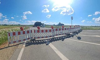 Bald soll's dort entlang gehen: Die Verlegung der Lother Straße ist derzeit in vollem Gange, die Bauarbeiten laufen. Die Strecke von Steinheim in Richtung Hagedorn (rechts) ist indes schon fertiggestellt und befahrbar. - Madita Schellenberg Bald soll's dort entlang gehen: Die Verlegung der Lother Straße ist derzeit in vollem Gange, die Bauarbeiten laufen. Die Strecke von Steinheim in Richtung Hagedorn (rechts) ist indes schon fertiggestellt und befahrbar. - Madita Schellenberg