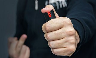 Die Täter sprechen ihr Opfer erst an, dann zücken sie ein Pfefferspray-Sprühgerät. - Symbolfoto: IMAGO (xdiy_13x) Die Täter sprechen ihr Opfer erst an, dann zücken sie ein Pfefferspray-Sprühgerät. - Symbolfoto: IMAGO (xdiy_13x)
