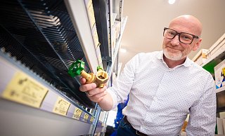 Heizungs- und Sanitär-Experte Thorsten Finke erklärt, wie sich Hausbesitzer gegen Wasserschäden wappnen können. - Mike-Dennis Müller / www.mdm.photo Heizungs- und Sanitär-Experte Thorsten Finke erklärt, wie sich Hausbesitzer gegen Wasserschäden wappnen können. - Mike-Dennis Müller / www.mdm.photo