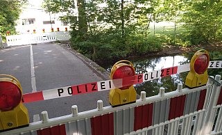 Unbekannte haben an der Brücke über den Abrooksbach in Harsewinkel das Geländer demoniert und in den Bach geworfen. - Robert Becker Unbekannte haben an der Brücke über den Abrooksbach in Harsewinkel das Geländer demoniert und in den Bach geworfen. - Robert Becker