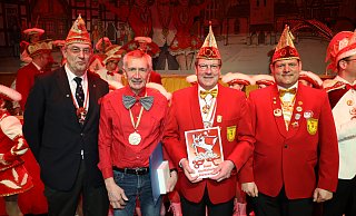 Präsident Rolf Schröder vom Bund Westfälischer Karneval (BWK) zeichnet Josef Donhof mit dem Goldenen Verdienstorden des Bundesverbands aus (v. l.) und ernennt Wigbert Rath zum BWK-Ehrenmitglied. Der Eintracht-Vorsitzende Bernd Austerschmidt gratuliert. - Regina Brucksch Präsident Rolf Schröder vom Bund Westfälischer Karneval (BWK) zeichnet Josef Donhof mit dem Goldenen Verdienstorden des Bundesverbands aus (v. l.) und ernennt Wigbert Rath zum BWK-Ehrenmitglied. Der Eintracht-Vorsitzende Bernd Austerschmidt gratuliert. - Regina Brucksch