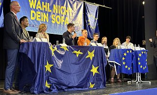 Dave Pador-Sundermeyer (Bündnis 90/Die Grünen, v.l.), Verena Mertens (CDU), Micha Kaspers (FDP) und Ludwig Degmayr (Freie Wähler) werden von Moderator Tobias Fenneker auch zum Thema Zuwanderung befragt. - Ralf T. Mischer Dave Pador-Sundermeyer (Bündnis 90/Die Grünen, v.l.), Verena Mertens (CDU), Micha Kaspers (FDP) und Ludwig Degmayr (Freie Wähler) werden von Moderator Tobias Fenneker auch zum Thema Zuwanderung befragt. - Ralf T. Mischer