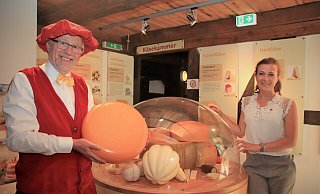 Intensiv bei der Vorbereitung: Bernd Bartels-Trautmann und Stella Klassen freuen sich auf den 12. Deutschen Käsemarkt in Nieheim. - David Schellenberg Intensiv bei der Vorbereitung: Bernd Bartels-Trautmann und Stella Klassen freuen sich auf den 12. Deutschen Käsemarkt in Nieheim. - David Schellenberg