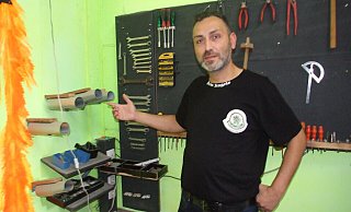 Ebenfalls herausgerissen wurden die vier Akkuschrauber, die an dieser Wand in seiner Werkstatt befestigt waren. - Karsten Schulz Ebenfalls herausgerissen wurden die vier Akkuschrauber, die an dieser Wand in seiner Werkstatt befestigt waren. - Karsten Schulz