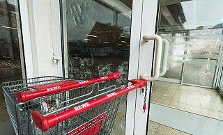 Eine Supermarkttür konnte mit dem Tempo eines fliehenden Ladendiebs in Beverungen nicht mithalten. - Symbolbild: Lena Henning Eine Supermarkttür konnte mit dem Tempo eines fliehenden Ladendiebs in Beverungen nicht mithalten. - Symbolbild: Lena Henning