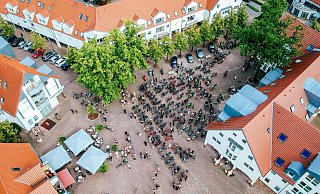 So viel ist nur selten auf dem Holter Kirchplatz los. - Besim Mazhiqi So viel ist nur selten auf dem Holter Kirchplatz los. - Besim Mazhiqi
