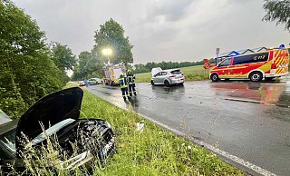 Das Auto im Graben wurde von einer 21-Jährigen gesteuert. Schwer verletzt wurde der Fahrer des silbernen Wagens. - Jens Reddeker Das Auto im Graben wurde von einer 21-Jährigen gesteuert. Schwer verletzt wurde der Fahrer des silbernen Wagens. - Jens Reddeker