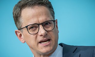 CDU-Generalsekretär Carsten Linnemann spricht auf einer Pressekonferenz zum Entwurf für ein neues Grundsatzprogramm der Partei. - dpa CDU-Generalsekretär Carsten Linnemann spricht auf einer Pressekonferenz zum Entwurf für ein neues Grundsatzprogramm der Partei. - dpa