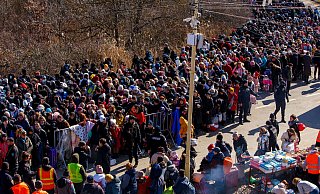 Zahlreiche Menschen versuchen die Ukraine zu verlassen. - picture alliance / Photoshot Zahlreiche Menschen versuchen die Ukraine zu verlassen. - picture alliance / Photoshot