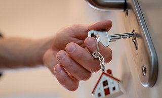 Wohnungsschlüssel sind schnell gemacht. Anders siehts bei Wohnungen aus: Steigende Preise beim Baumaterial und anziehende Bauzinsen lähmen den Wohnungsneubau. - IG BAU / Tobias Seifert Wohnungsschlüssel sind schnell gemacht. Anders siehts bei Wohnungen aus: Steigende Preise beim Baumaterial und anziehende Bauzinsen lähmen den Wohnungsneubau. - IG BAU / Tobias Seifert