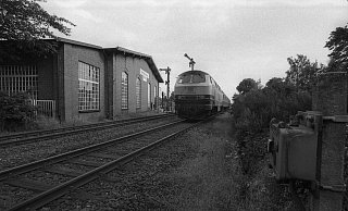 Ende Mai 1994 fuhr der vorerst letzte Eilzug von Bielefeld über Rahden nach Bremen. Geführt wurde der Zug von einer Diesellok der Baureihe 216. - Joern Spreen-Ledebur Ende Mai 1994 fuhr der vorerst letzte Eilzug von Bielefeld über Rahden nach Bremen. Geführt wurde der Zug von einer Diesellok der Baureihe 216. - Joern Spreen-Ledebur