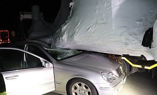Fahrzeug und Ladung wurden beim Unfall beschädigt. - Polizei Fahrzeug und Ladung wurden beim Unfall beschädigt. - Polizei