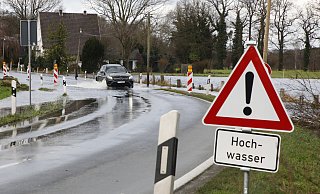 Das Foto zeigt die Kornstraße im Rheda-Wiedenbrücker Ortsteil Lintel. Auch hier haben sich nach dem Dauerregen große Pfützen gebildet. - Thoering33161 Hoevelhof Das Foto zeigt die Kornstraße im Rheda-Wiedenbrücker Ortsteil Lintel. Auch hier haben sich nach dem Dauerregen große Pfützen gebildet. - Thoering33161 Hoevelhof