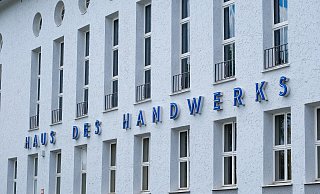 Die Stadt Bielefeld will das Haus des Handwerks für die Erweiterung des Gymnasiums am Waldhof kaufen. Der Rat hat aber noch Fragen. - Andreas Zobe Die Stadt Bielefeld will das Haus des Handwerks für die Erweiterung des Gymnasiums am Waldhof kaufen. Der Rat hat aber noch Fragen. - Andreas Zobe