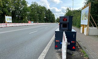 Im Baustellenbereich müssen die Autos 20 km/h weniger fahren. Viele haben das offenbar übersehen. - Christian Bröder Im Baustellenbereich müssen die Autos 20 km/h weniger fahren. Viele haben das offenbar übersehen. - Christian Bröder
