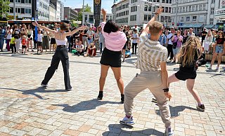 Beim Korean-Pop stürmen auch zufällige Passanten auf die Tanzfläche und machen mit. Das Stadtmarketing will Besucher und Bielefelder jetzt überraschen. - Barbara Franke Beim Korean-Pop stürmen auch zufällige Passanten auf die Tanzfläche und machen mit. Das Stadtmarketing will Besucher und Bielefelder jetzt überraschen. - Barbara Franke