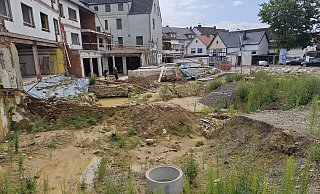 Im Hinterhof sollen Tiefgarage und Mehrgenerationengarten entstehen. Hier sind die mittelalterlichen Mauerreste zu sehen, die der Verwaltung und dem Planungsbüro Kopfzerbrechen bereiteten. - Svenja Ludwig Im Hinterhof sollen Tiefgarage und Mehrgenerationengarten entstehen. Hier sind die mittelalterlichen Mauerreste zu sehen, die der Verwaltung und dem Planungsbüro Kopfzerbrechen bereiteten. - Svenja Ludwig