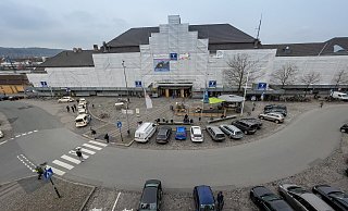 Hinter dem weiß verkleideten Gerüst lässt die Bahn die Fassade des denkmalgeschützten Hauptbahnhof ausbessern - doch es passiert noch viel mehr im und am Gebäude. - Andreas Zobe Hinter dem weiß verkleideten Gerüst lässt die Bahn die Fassade des denkmalgeschützten Hauptbahnhof ausbessern - doch es passiert noch viel mehr im und am Gebäude. - Andreas Zobe
