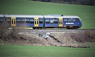 Nur sehr langsam und nur auf einem der beiden Gleise darf die Bahn an dem abgerutschten Bahndamm vorbeifahren. - Thomas Kube Nur sehr langsam und nur auf einem der beiden Gleise darf die Bahn an dem abgerutschten Bahndamm vorbeifahren. - Thomas Kube