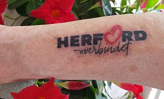 Rainer Gronau (67) hat sich kürzlich das "Herford verbindet"-Logo auf den Arm stechen lassen. - Privat/Rainer Gronau Rainer Gronau (67) hat sich kürzlich das "Herford verbindet"-Logo auf den Arm stechen lassen. - Privat/Rainer Gronau