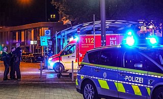 Nach der lebensgefährlichen Messerattacke stehen Polizei- und Rettungseinheiten auf dem Kesselbrink. - Paul Brinkmann Nach der lebensgefährlichen Messerattacke stehen Polizei- und Rettungseinheiten auf dem Kesselbrink. - Paul Brinkmann